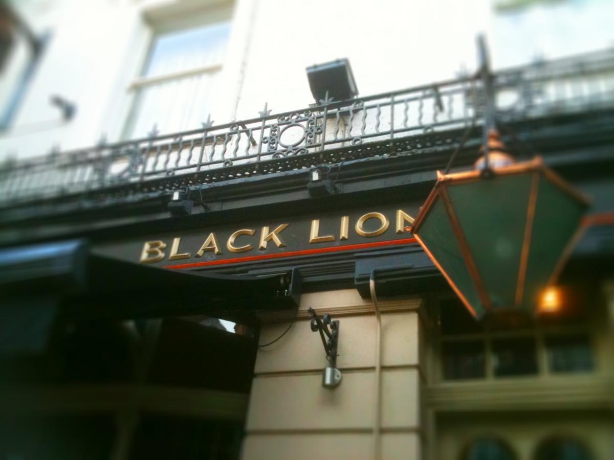 Black Lion Surbiton Екстериор снимка